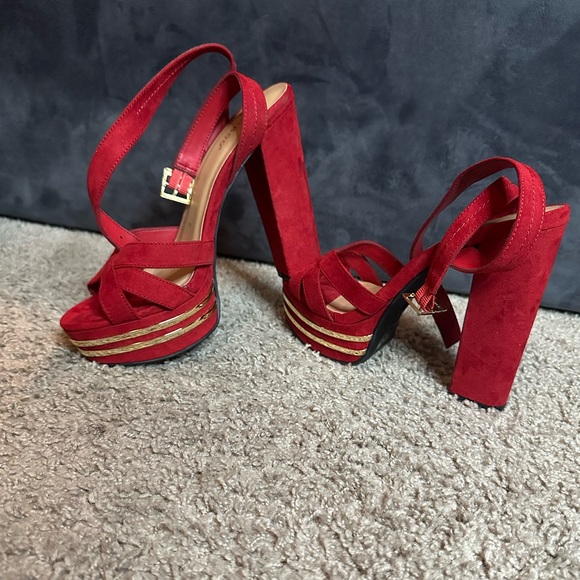 Super Cute Red & Gold platform heels - Picture 4 of 7